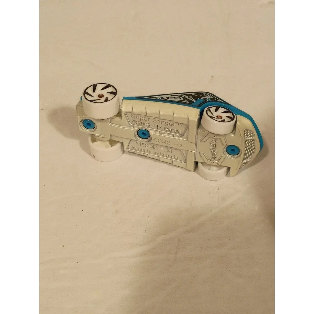 Hot Wheels Super Stinger Blue Tribal Flames Chrome Engine FJX42 2017 Mattel